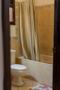 科潘玛雅遗址Residencia Sofmel的一间带卫生间、浴缸和淋浴的浴室