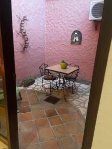 科潘玛雅遗址Residencia Sofmel的粉红色墙前的桌椅