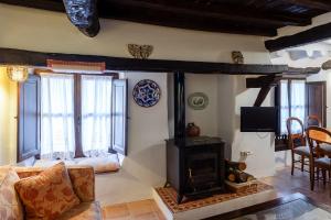 Casas del CastañarCasa rural la grande的客厅设有壁炉和沙发。