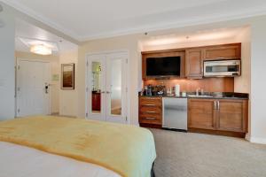 拉斯维加斯Sin City Suite @ MGM Signature的一间设有床铺和厨房的大卧室