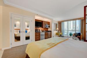 拉斯维加斯Sin City Suite @ MGM Signature的一间大卧室,配有一张大床和一个厨房