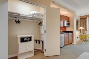 拉斯维加斯Sin City Suite @ MGM Signature的客房设有带内置双层床的厨房。