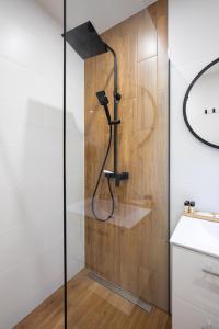 KoninaGorczański Zakątek的带淋浴的浴室,带玻璃门