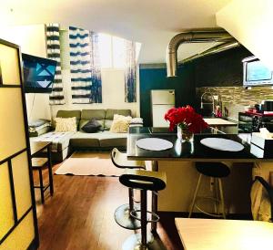 马德里Madrid Loft duplex的厨房以及带沙发和桌子的客厅。