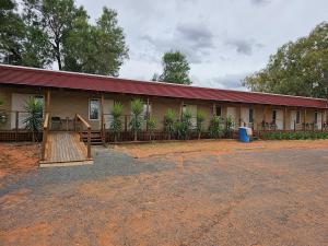 WilcanniaWarrawong on the Darling Wilcannia Holiday Park的一座棕榈树建筑