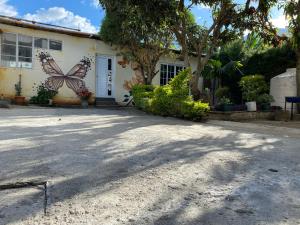 圣胡安拉拉古纳Casa Elenita的旁边有一个蝴蝶标志的房子