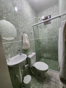 米格尔-佩雷拉Pousada Aconchego 2的浴室配有卫生间、盥洗盆和淋浴。
