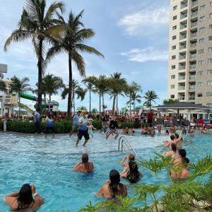 萨利诺波利斯Salinas Exclusive Resort的一群人在度假村的游泳池里
