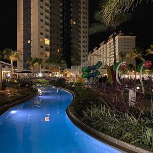 萨利诺波利斯Salinas Exclusive Resort的城市的一个大型蓝色游泳池