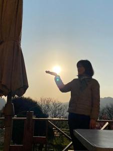 三峡三峡阿桂的家民宿的女人站在太阳前