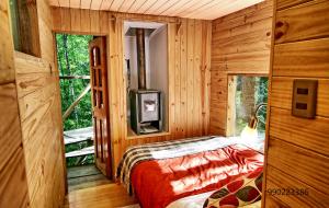 富伊港Casita Arbol的小木屋内一间卧室,配有一张床