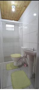 弗洛里亚诺波利斯Dunas Tiny House casa 1的一间带卫生间和水槽的浴室