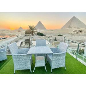开罗White House Pyramids View的享有金字塔景致的桌椅