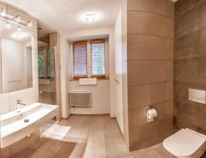 库多瓦-兹德鲁伊维拉苏德蒂旅馆的浴室配有盥洗池、卫生间和镜子。