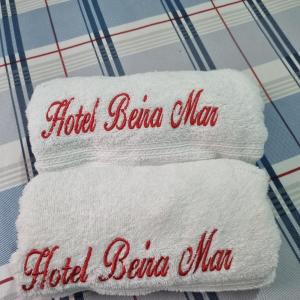 纳塔尔Hotel Beira Mar的把两条毛巾放在架子上,上面写着酒店赌博者的话