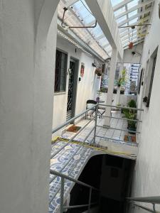 马瑙斯Luso Apartamentos的带阳台的空走廊