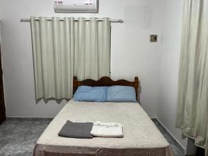 马瑙斯Luso Apartamentos的一间卧室配有一张带蓝色枕头的床