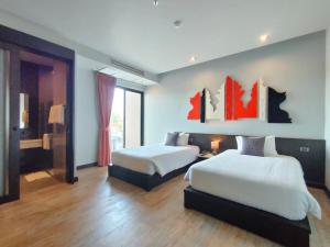 素辇府索林酒店 的一间卧室设有两张床和大窗户