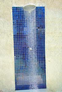 马塔迪圣若昂Casa Amora em Imbassaí的蓝色窗户前的喷泉,上面有飞盘