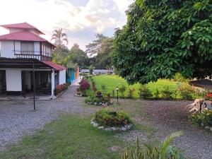 比亚维森西奥HOSPEDAJE FAMILAR CAMPESTRE "Villa Alondra"的鲜花屋前的花园