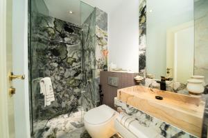 吉隆坡Arte by Thomas Chan的带淋浴、卫生间和盥洗盆的浴室