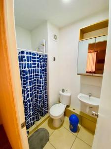 皮乌拉Departamento amoblado的浴室设有卫生间和蓝色的浴帘。