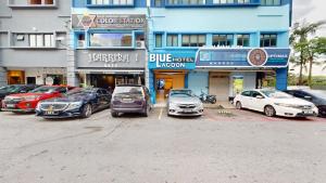 八打灵再也Blue Lagoon At Bandar Sunway的停在大楼前的一组汽车