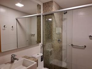 巴西利亚BSB STAY Flats particulares - CULLINAN的带淋浴、盥洗盆和镜子的浴室