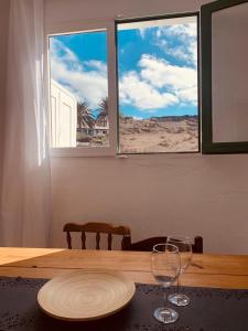 蒂亚斯Campo y lava的一张桌子,上面放有盘子和两杯酒杯