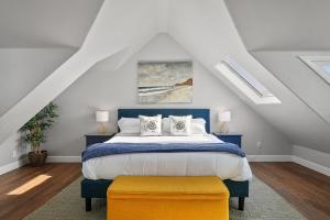 圣地亚哥Stunning Beach Home with Fireplace, Fast WiFi, Grill & Outdoor Seating!的一间卧室配有一张带蓝色和白色棉被的床