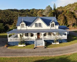 HoroekeRiverhead Villa的享有白色房子空中美景,设有蓝色屋顶