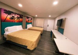 艾尔蒙特New Star Inn El Monte, CA - Los Angeles的酒店客房设有两张床和一台平面电视。