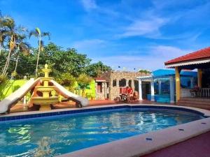 Mauban3B Cozy home的后院带水滑梯的游泳池