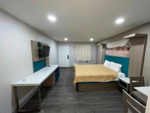 艾尔蒙特New Star Inn El Monte, CA - Los Angeles的一间卧室配有一张床和一张书桌