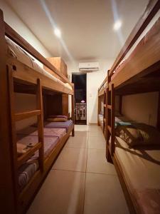 亚松森Hostalito Las Mercedes的一间设有一排双层床的房间