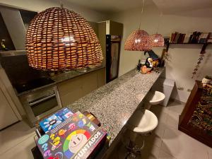 亚松森Hostalito Las Mercedes的厨房配有带2把凳子和2盏灯的台面