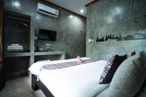 高兰Siam Lanta Resort - SHA Extra Plus的卧室配有白色的床和电视