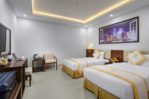 岘港梅里酒店的酒店客房设有两张床和一台平面电视。