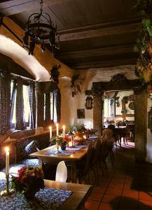 罗滕堡艾尔弗拉恩基斯克葡萄酒馆酒店的用餐室配有桌椅和蜡烛