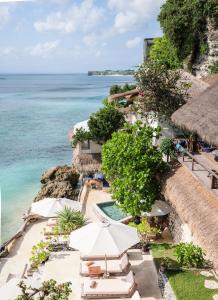 乌鲁瓦图岩礁旅馆的享有度假胜地的空中景致,设有游泳池和海洋
