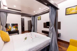 河内Hanoi Cozy Legend Hotel的一间卧室设有一张床和一间客厅。