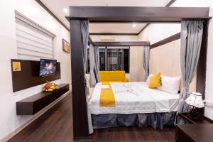 河内Hanoi Cozy Legend Hotel的一间卧室配有一张床和一张黄色椅子