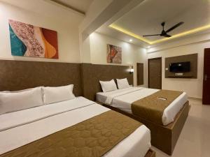 巴加Yellow Sky的酒店客房设有两张床和一台平面电视。