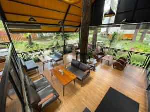 TangkubanperahuLuxury Deck Cabin的客房设有带家具和桌子的阳台。