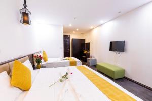 河内Hanoi Cozy Legend Hotel的酒店客房设有一张大床和一台电视机。