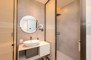 上海上海外滩盎格酒店的一间带水槽和镜子的浴室