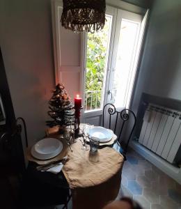 锡拉库扎acquarello的一张桌子上放着蜡烛和圣诞树