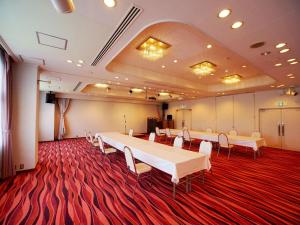 ShinkamigotoHOTEL MARINEPIA - Vacation STAY 92240v的一间铺有红地毯并配有桌椅的会议室
