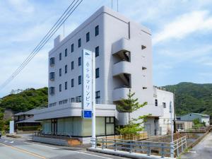 ShinkamigotoHOTEL MARINEPIA - Vacation STAY 92240v的街道边的白色建筑