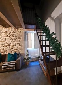 锡拉库扎acquarello的带沙发和楼梯的客厅